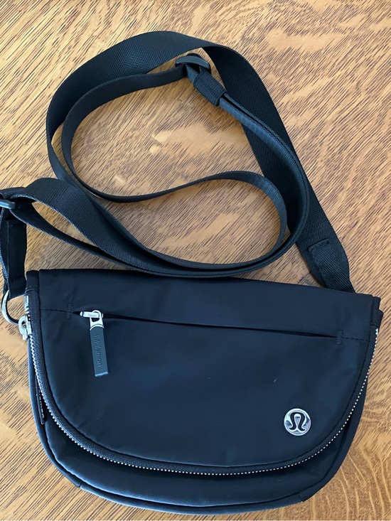 lululemon athletica Handbags - Lululemon 2L day and evening bag.
